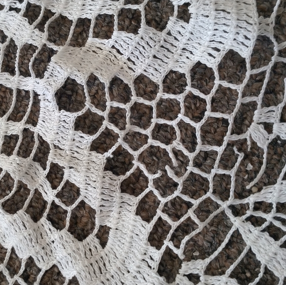 Vintage Large Table Cloth Doilies 31" - Picture 8 of 12